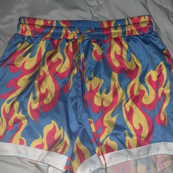 Stretchy flame shorts, made of good light material. - Picture 3 of 3